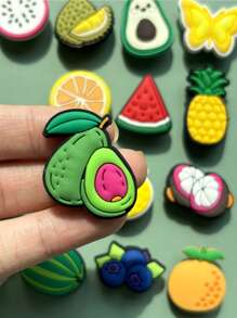 16 pièces de fleurs de chaussures aux fruits frais, avec leurs couleurs vives et leur forme de fruit mignon, ajoutent une touche de vivacité et de plaisir. Ces chaussures sont en matériau PVC, non seulement de couleurs vives, résistantes à la corrosion, mais aussi de texture douce, pliables à 360 degrés