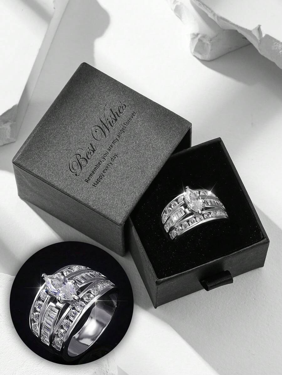 礼盒装方晶锆石金色戒指，纯铜仿钻制成，适合女性婚礼、订婚、节日礼物