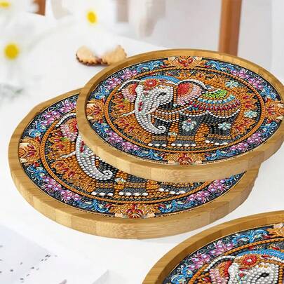Questa bellissima vassoio per il diamond painting presenta un elegante motivo a elefante, con dimensioni di 20X20 cm/7,87X7,87 pollici. Questo articolo artigianale di mosaico di diamanti a forma speciale è realizzato in bambù, perfetto per la decorazione domestica e le riunioni, servendo come un elegante vassoio per impressionare i tuoi ospiti.