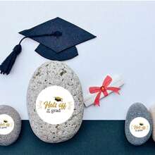 2025 Graduation Stickers, 2025 Graduation Labels, Round Adhesive Stickers, Gift Packaging Bag Labels, Gift Tags, Graduation Congratulations Stickers, Graduation Decorative Stickers, Sealing Stickers, Self-Adhesive, Class Of 2025, Envelopes, Graduation Cards, Graduation Cap Stickers, Graduation Ceremony & Party Decorations, Graduation Gifts, Holiday Decorations, 2.5cm/3.5cm