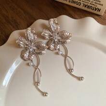 Andkiss 1 Pair Exaggerated Ruffle Flower Petal Pearl Earrings - Silver - View 5