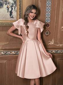 Faeriesty 优雅缎面连衣裙，蝴蝶结肩部和珍珠装饰 - 非常适合正式晚宴、新娘宾客装扮和艺术画廊庆典 - 香檳色 - 查看 7