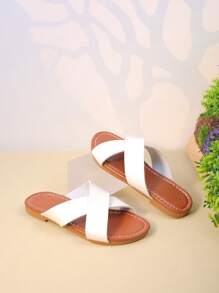 1 Paar Kinder Sandalen mit Kreuzriemen Dekoration aus PU Leder, rutschfest, leicht, offene Zehen, Slip-On, flach, minimalistischer Stil, geeignet für täglichen Freizeitgebrauch