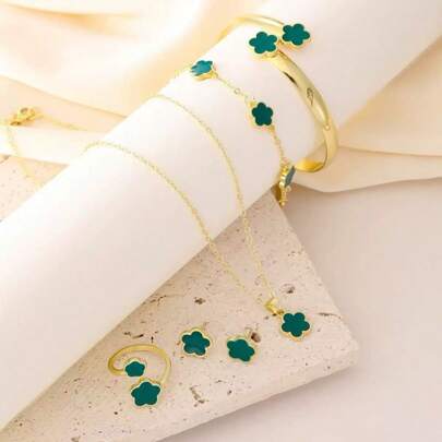 包含手链、项链、戒指、耳环的多件套幸运四叶草首饰，优雅锌合金材质，适合春、夏、秋、冬四季佩戴，亦可作为情人节配饰。