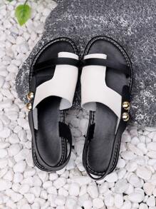 A Pair Of Black And White Flat Sandals, Black Flat Shoes, White Flat Shoes, Black And White Color Blocking, Large Rhinestone Decoration, Material, Fashionable And Casual Style, Bohemian Style, Suitable For Women Aged 18 To 60, Can Be Worn On The Beach, Vacation, Is A Good Match For Clothes, Simple, Lightweight.