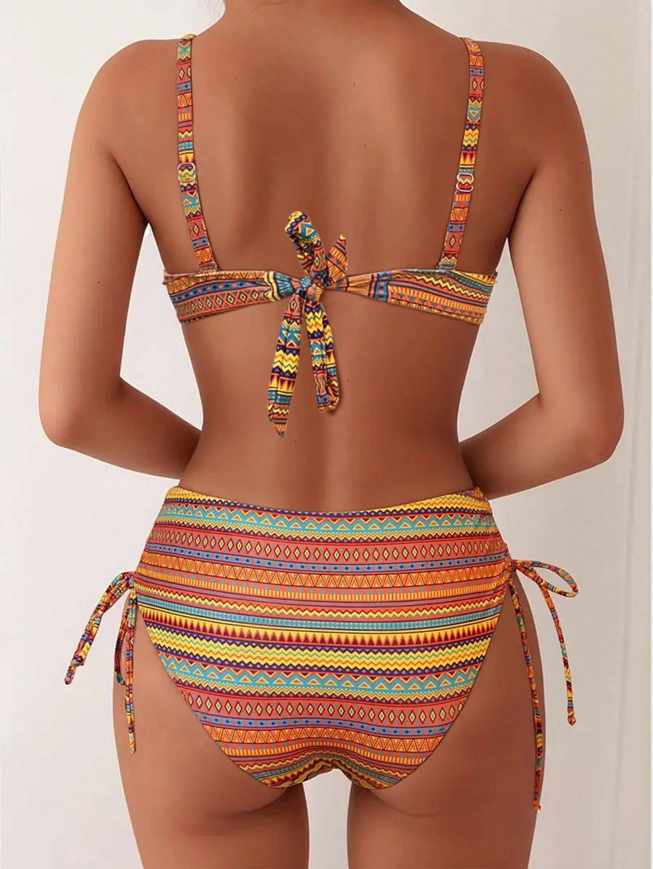 Conjunto de Maiô Bikini Feminino de Duas Peças, Estampa Retrô, Tecido de Malha de Alta Elasticidade, Poliéster 82% e Elastano 18%, Padrão Geométrico, Design com Cordão, 195g/m² no Top, 130g/m² no Forro, Roupa de Praia de Verão para Férias Casual - Multicolorido - Visão 4