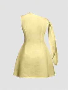 Elegantes ärmelloses Damen Kleid mit Bindeträgern in Buttergelb, minimalistischer Stil für Abschlussfeier