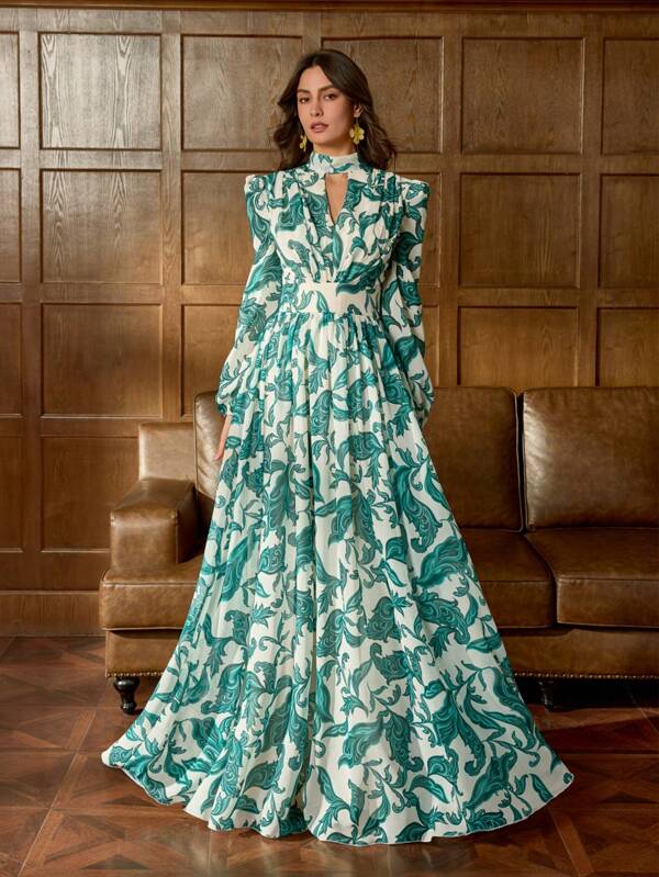 Robe du soir en mousseline de soie à imprimé floral luxueux par Faeriesty avec col montant et manches bouffantes. Parfaite pour les mariages, les tapis rouges, les dîners de gala, les vernissages et les bals de la haute société