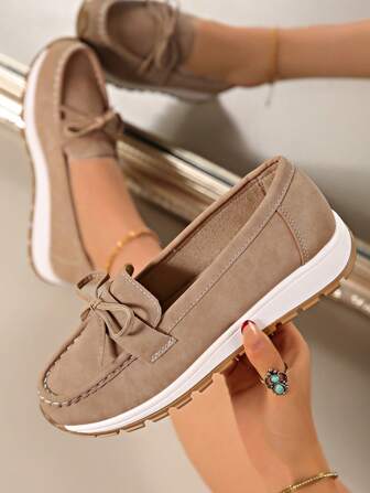 Zapatos nuevos de primavera/otoño 2025 para madres, zapatos planos casuales cómodos y suaves de estilo coreano con diseño hueco, punta redonda, cordones, oxfords versátiles, suela gruesa, mocasines