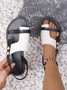 A Pair Of Black And White Flat Sandals, Black Flat Shoes, White Flat Shoes, Black And White Color Blocking, Large Rhinestone Decoration, Material, Fashionable And Casual Style, Bohemian Style, Suitable For Women Aged 18 To 60, Can Be Worn On The Beach, Vacation, Is A Good Match For Clothes, Simple, Lightweight.