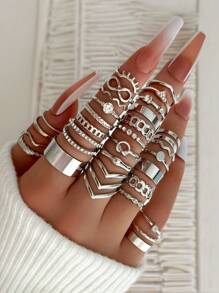 Set de 30 piezas de anillos de nudillo elegantes y lujosos con triángulos de cristal de onda infinita apilados, un diseño sofisticado y de moda adecuado para uso diario, fiestas y bodas