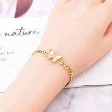 1 pièce Bracelet minimaliste en acier inoxydable avec chaîne coup de fouet et papillon coquille blanche, convient pour la tenue de tous les jours ou de travail des femmes