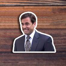 3 Zoll Vinyl Aufkleber mit ikonischem Charakter für Fans von Popkultur, Bürohumor und TV-Show-Enthusiasten; perfekt für Laptop, Wasserflasche, Notizbuch und Schreibtischdekoration; ideal als Meme-Aufkleber, lustiger Aufkleber und Retro-Aufkleber; personalisieren Sie Ihren Arbeitsplatz, feiern Sie Ihre Lieblingsshow oder verschenken Sie sie an einen Fan; toll für Erwachsene, die Komödie, Nostalgie und ikonische Zitate schätzen.