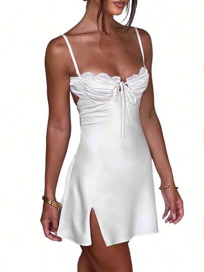 Vestido feminino de verão novo sem mangas estilo street and hot girl sem costas sexy renda patchwork amarração slim fit alça curta, adequado para praia e férias