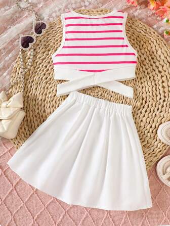 少女两件套：粉色和白色条纹交叉吊带背心上衣 + 白色纽扣百褶裙，甜美俏皮，适合休闲场合和约会
