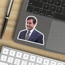 3 Zoll Vinyl Aufkleber mit ikonischem Charakter für Fans von Popkultur, Bürohumor und TV-Show-Enthusiasten; perfekt für Laptop, Wasserflasche, Notizbuch und Schreibtischdekoration; ideal als Meme-Aufkleber, lustiger Aufkleber und Retro-Aufkleber; personalisieren Sie Ihren Arbeitsplatz, feiern Sie Ihre Lieblingsshow oder verschenken Sie sie an einen Fan; toll für Erwachsene, die Komödie, Nostalgie und ikonische Zitate schätzen.