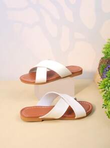 1 Paar Kinder Sandalen mit Kreuzriemen Dekoration aus PU Leder, rutschfest, leicht, offene Zehen, Slip-On, flach, minimalistischer Stil, geeignet für täglichen Freizeitgebrauch