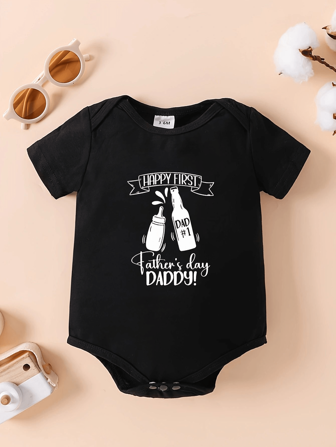 1 件简单字母“父亲节快乐”连体衣、婴儿奶瓶和酒杯印花三角形，适合 1 岁父亲节