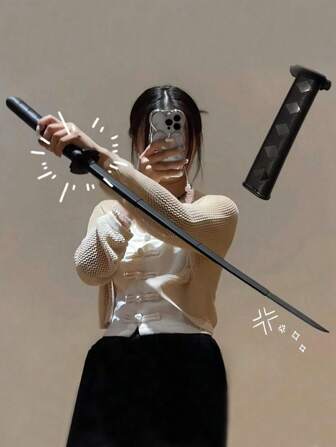 1/2 piezas El sendero de vestir unisex está disponible en negro y rosa. Cuenta con una espada de samurái extensible hecha de material PP y es adecuada como un accesorio de vestir festivo para Halloween