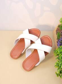 1 Paar Kinder Sandalen mit Kreuzriemen Dekoration aus PU Leder, rutschfest, leicht, offene Zehen, Slip-On, flach, minimalistischer Stil, geeignet für täglichen Freizeitgebrauch