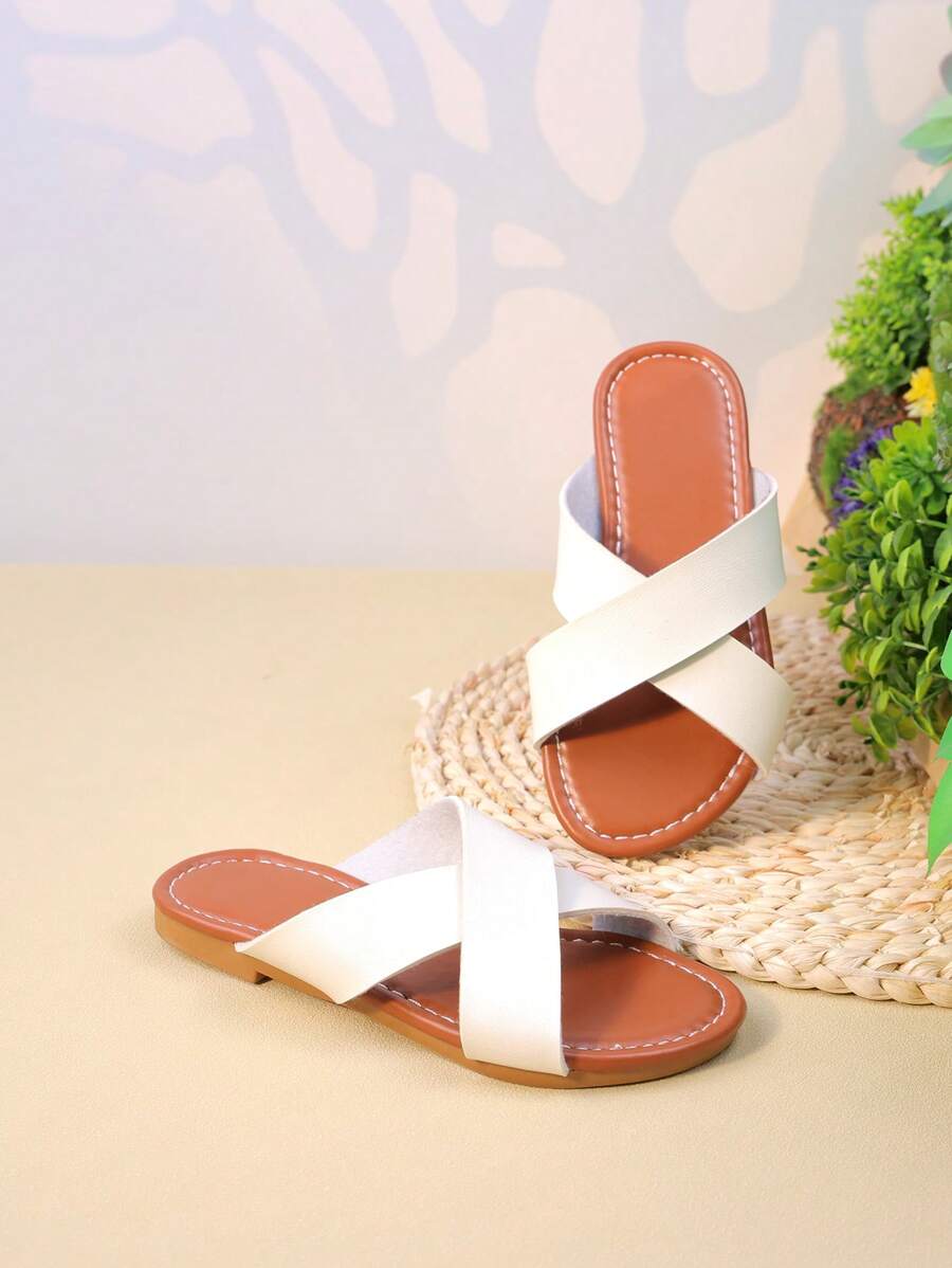 1 Paar Kinder Sandalen mit Kreuzriemen Dekoration aus PU Leder, rutschfest, leicht, offene Zehen, Slip-On, flach, minimalistischer Stil, geeignet für täglichen Freizeitgebrauch