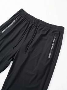 Lichtgewicht, ademende en elastische hardloopbroek voor heren met ritszakken en een tailleband met trekkoord. Zachte, vochtafvoerende ijszijde, modieuze effen sportbroek voor joggen, trainen, casual, vissen en dagelijks gebruik.