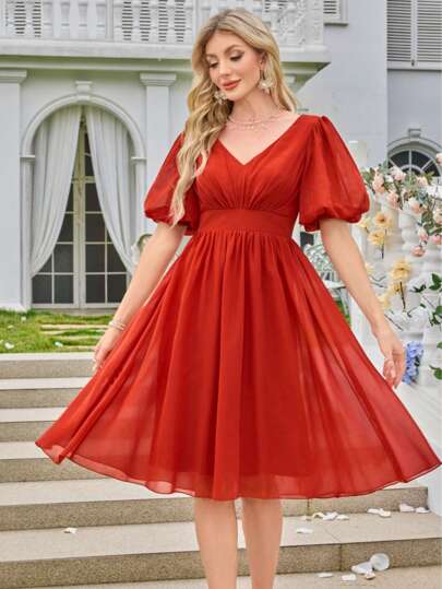 Szyfonowa minimalistyczna seksowna dopasowana sukienka koktajlowa z dekoltem w serek na imprezę ślubną