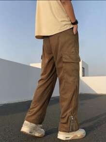 Yemwry Pantalones informales de unicolor con bolsillo y cremallera para hombres. Pantalones de pana marrón clásicos con una textura fina. El detalle de la cremallera agrega personalidad, el ajuste relajado es cómodo y versátil, adecuado para varios estilos, mostrando un gusto único.