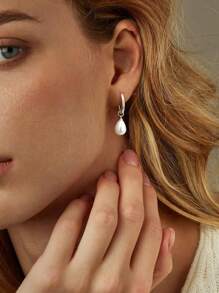 1 paire de boucles d'oreilles créoles en acier inoxydable pour femmes, style goutte d'eau avec perle, dorées/argentées, imperméables et inaltérables, convenant à un port quotidien