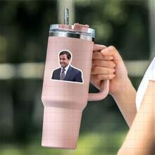 3 Zoll Vinyl Aufkleber mit ikonischem Charakter für Fans von Popkultur, Bürohumor und TV-Show-Enthusiasten; perfekt für Laptop, Wasserflasche, Notizbuch und Schreibtischdekoration; ideal als Meme-Aufkleber, lustiger Aufkleber und Retro-Aufkleber; personalisieren Sie Ihren Arbeitsplatz, feiern Sie Ihre Lieblingsshow oder verschenken Sie sie an einen Fan; toll für Erwachsene, die Komödie, Nostalgie und ikonische Zitate schätzen.