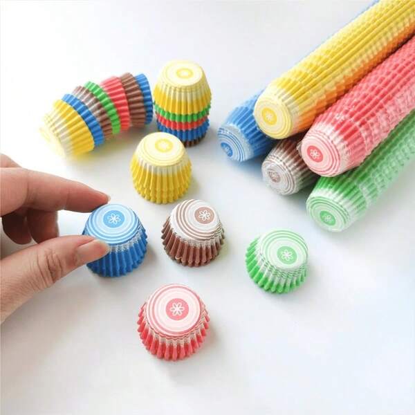 50/100/200 moldes de mini pasteles con forma de pulgarada, moldes de papel para tartas de 2,5 cm, almohadillas para repostería, moldes para magdalenas, moldes para pasteles, moldes para pasteles impresos a prueba de aceite, soportes para pasteles resistentes a altas temperaturas, tazas para dim sum, bandejas antiadherentes para cupcakes, en varios colores, utensilios de cocina, adecuados para cocinas domésticas, suministros de repostería para postres, regalos para Año Nuevo y San Valentín, el mejor regalo para familiares y amigos (el tamaño del patrón del producto es aleatorio)