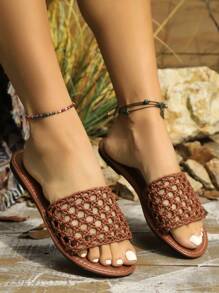 1 para damskich okrągłych płaskich sandałów z płaskim noskiem, tkanych ręcznie, pustych, oddychających, w jednolitym kolorze, wysokiej jakości, kontrastowych, wsuwanych, eleganckich, spersonalizowanych, modnych sandałów, odpowiednich do codziennego noszenia, na plażę, imprezę, randkę, święta - Brązowy - Zobacz 4