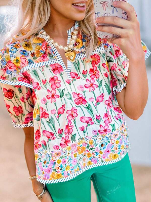 Blusa de mujer con estampado floral rosa y ribete a rayas, cuello en V dividido, manga corta, estilo bohemio para el verano