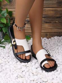 A Pair Of Black And White Flat Sandals, Black Flat Shoes, White Flat Shoes, Black And White Color Blocking, Large Rhinestone Decoration, Material, Fashionable And Casual Style, Bohemian Style, Suitable For Women Aged 18 To 60, Can Be Worn On The Beach, Vacation, Is A Good Match For Clothes, Simple, Lightweight.