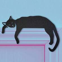 一只可爱的黑色小猫睡在门上，墙上挂着动物主题的挂饰，适合室内装饰，非常适合客厅和卧室。 - 黑色 - 查看 5