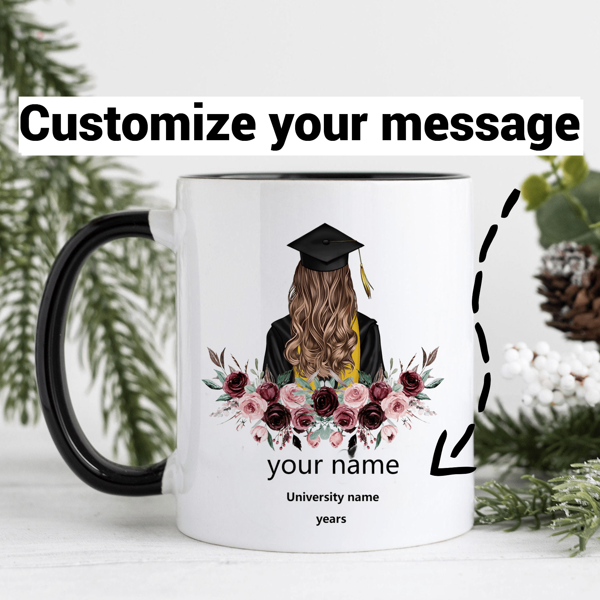 1 caneca de cerâmica personalizada com a parte de trás de uma formanda, copo de água, nome personalizado + nome da universidade + seu ano de formatura, xícara de café, presente para família e amigos, reutilizável, copo de leite para o café da manhã, copo de água para a temporada de formatura, multifuncional, presentes ideais para ela, namorado, pai, namorada, mãe, família, amigos, sala de chá, casa, jardim, escritório, para aniversários, para o Dia dos Namorados, para o Dia das Mães, para aniversários, para o Dia dos Pais, para formatura, para casamentos, para inauguração de casa