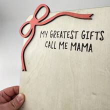 [家庭之爱] “我最好的礼物叫我妈妈”3D 木制母亲节牌匾，带手印和粉色蝴蝶结 - 波西米亚风格桌面装饰，适合送给妈妈、祖父母 - 2025 年的感性礼物，母亲节礼物 | 礼物 | 天然木质饰面，送给妈妈的母亲节礼物，适合学校用品，返校