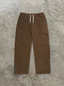Yemwry Pantalones informales de unicolor con bolsillo y cremallera para hombres. Pantalones de pana marrón clásicos con una textura fina. El detalle de la cremallera agrega personalidad, el ajuste relajado es cómodo y versátil, adecuado para varios estilos, mostrando un gusto único.