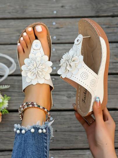 Fashionable Middle-Aged & Elderly Women Breathable Wedge Slip-On Sandals, Thick Sole 3D Floral Middle-Aged Mother's Summer Beach Flip Flops, Versatile