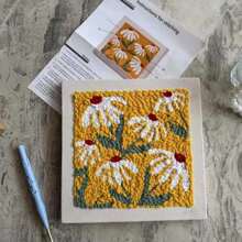 1 Set Punch Nadel Anfänger Set mit verstellbaren Kunststoff Nadeln, gemischte Farben Garn, Jahreszeiten Blumen Thema Bastelset, komplettes Material enthalten, DIY handgefertigtes Nähset mit Blumenmuster, einfaches Latch Hook Teppich Set für Heim-Dekoration, Kunst und Handwerk Geschenk für Frauen, Erwachsene und Schule