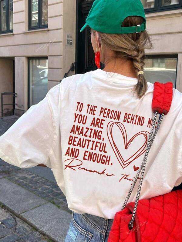 Camiseta feminina branca com estampa de coração e letras em inglês, manga curta, uso diário casual para primavera/verão