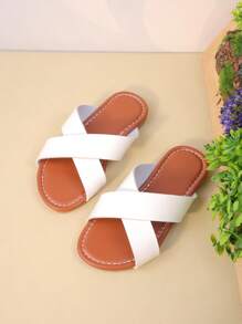 1 Paar Kinder Sandalen mit Kreuzriemen Dekoration aus PU Leder, rutschfest, leicht, offene Zehen, Slip-On, flach, minimalistischer Stil, geeignet für täglichen Freizeitgebrauch