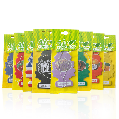 Hochwertige Autoduftbäumchen mit Aufhängedesign, erhältlich in 4-64 Stück. Unsere Autoduftbäumchen haben ein kleines Baumdesign, perfekt zum Dekorieren des Rückspiegels. Wähle aus acht sorgfältig ausgewählten Düften