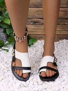 A Pair Of Black And White Flat Sandals, Black Flat Shoes, White Flat Shoes, Black And White Color Blocking, Large Rhinestone Decoration, Material, Fashionable And Casual Style, Bohemian Style, Suitable For Women Aged 18 To 60, Can Be Worn On The Beach, Vacation, Is A Good Match For Clothes, Simple, Lightweight.