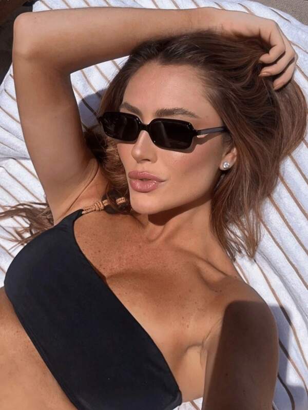 1 paire de lunettes de mode femme avec monture rectangulaire en PC de couleur noire unie. Convient pour les photos de rue, les vacances d'été à la plage, les sorties en extérieur et les voyages dans un style preppy pour la rentrée scolaire.