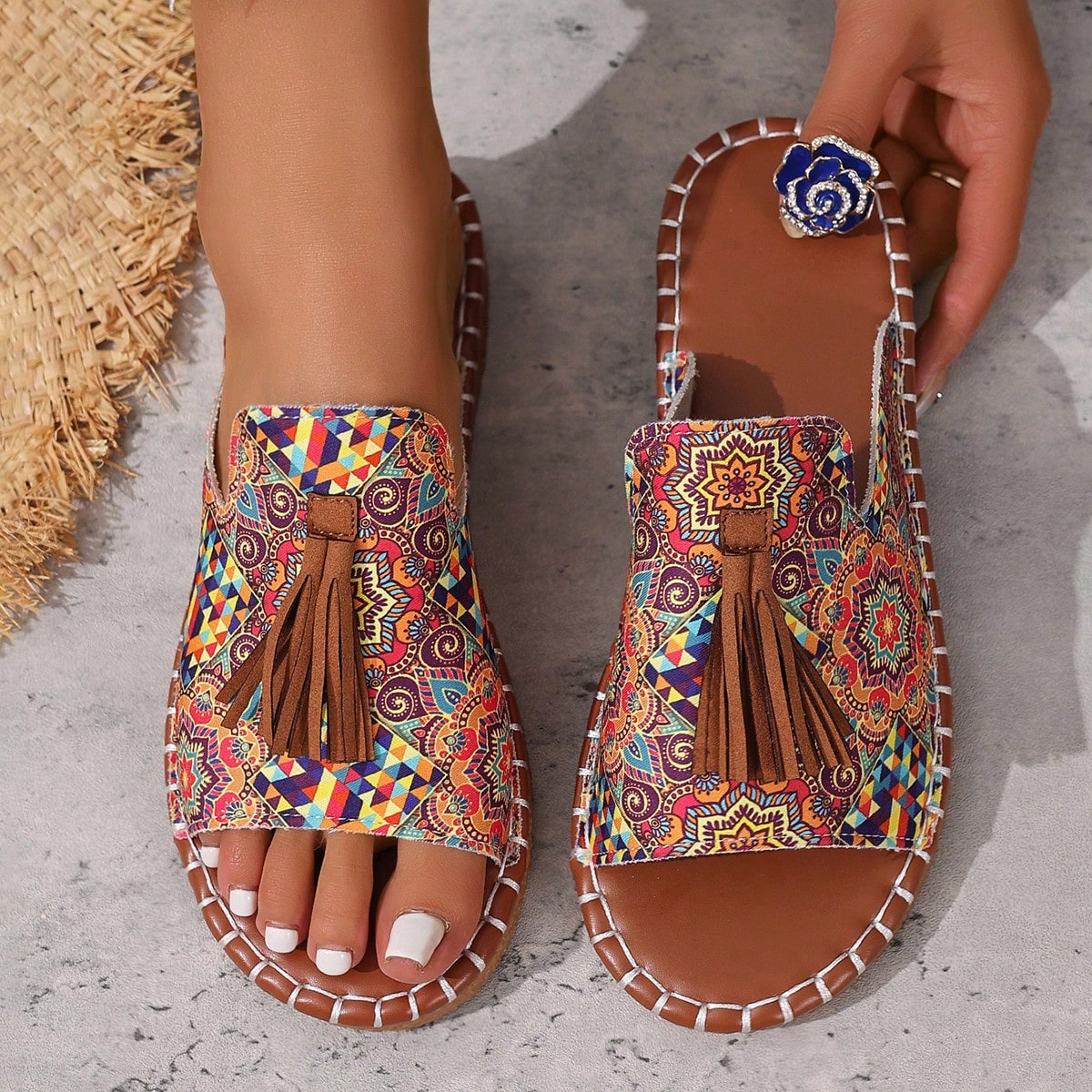 Sandalias planas con decoración de flecos para mujer, chanclas bohemias de playa y resort, calzado versátil y de moda para uso al aire libre