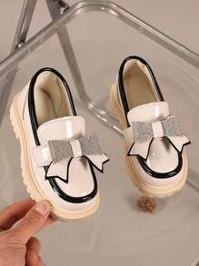 1 双加大码幼儿/小女孩公主鞋，白色，PU 拼接材质，闪亮水钻蝴蝶装饰，圆头厚底，柔软舒适的衬里，适合 3-15 岁女孩，日常穿着、派对、旅行、春秋季（这款鞋尺码偏大，请订购小一码）