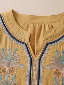 女式休闲纯色刺绣泡泡袖V领衬衫，夏季