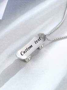 1 pièce, Collier de planche à roulettes personnalisé avec texte. Les éléments de la trottinette associent parfaitement le style de rue, la simplicité, la personnalisation, le luxe et la mode. Le collier est fabriqué en acier au titane de haute qualité, qui est robuste et résistant à l'usure. Convient pour les anniversaires, la Saint-Valentin, la Fête des pères et les anniversaires personnels. Le design mobile unique rend le pendentif vivant et intéressant.