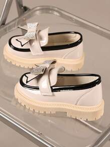 1 双加大码幼儿/小女孩公主鞋，白色，PU 拼接材质，闪亮水钻蝴蝶装饰，圆头厚底，柔软舒适的衬里，适合 3-15 岁女孩，日常穿着、派对、旅行、春秋季（这款鞋尺码偏大，请订购小一码）